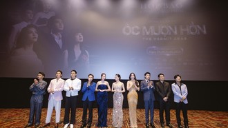 Đoàn làm phim Ốc mượn hồn trong buổi premiere tại Hà Nội tối 28/5
