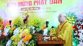 Hòa thượng Thích Thanh Nhiễu, Phó Chủ tịch Thường trực HĐTS GHPGVN, tuyên đọc Thông điệp của Đức Pháp chủ GHPGVN. Ảnh: Minh Đức/TTXVN
