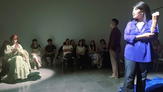 "Đằng sau những cánh cửa đóng" được dàn dựng bởi những nghệ sĩ trẻ của Sân khấu Vô hình. Ảnh: Nguyệt Linh