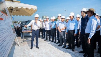 Bộ trưởng Bộ Xây dựng Trần Hồng Minh cùng đoàn công tác kiểm tra tiến độ thi công dự án mở rộng cao tốc TP Hồ Chí Minh - Trung Lương - Mỹ Thuận, một trong những công trình giao thông trọng điểm khu vực phía Nam.