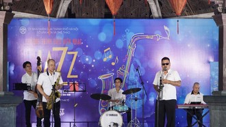 Nghệ sĩ Quyền Thiện Đắc và các nghệ sĩ Bình Minh Jazz Club đã mang đến không gian nghệ thuật đáng nhớ. Ảnh: SVHTT