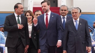 Phó Tổng thống JD Vance (giữa, phía trước) dẫn đầu phái đoàn Mỹ tới Pakistan để tham gia cuộc đàm phán với phía Iran ngày 11/4/2026. Ảnh: THX