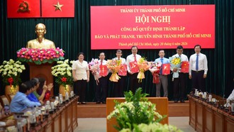 Phó bí thư thường trực Thành ủy TP Lê Quốc Phong, Phó bí thư Thành ủy TP Văn Thị Bạch Tuyết trao quyết định và hoa chúc mừng Tổng giám đốc và 4 Phó tổng giám đốc, cùng Hội đồng biên tập Báo và Phát thanh, Truyền hình TP Hồ Chí Minh