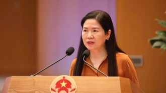 Bà Mai Thị Thu Vân, Phó Chủ nhiệm Văn phòng Chính phủ phát biểu khai mạc chương trình, nhấn mạnh vai trò của AI trong nâng cao hiệu quả công tác tham mưu và xử lý công việc. 
