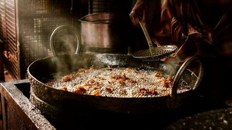 Món gà rán nổi tiếng của nhà hàng Wakatori tại tỉnh Shizuoka (Nhật Bản), nơi được cho là duy trì một phần dầu chiên truyền thống từ khi quán mở cửa vào năm 1960. Ảnh: O.C