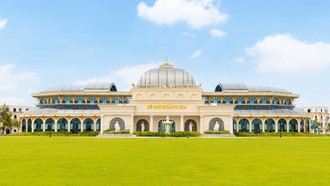 Bể bơi Hoàng Gia 2.000m2, mái kính pha lê kết hợp cùng kiến trúc Châu Âu cổ điển 