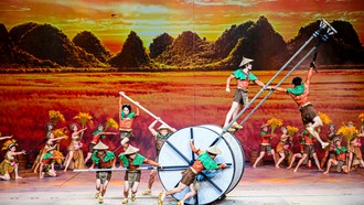 Các nghệ sĩ trình diễn kỹ thuật trên không kết hợp ngôn ngữ múa, xiếc và hiệu ứng sân khấu trong chương Hùng Vương dựng nước. Ảnh: BTC