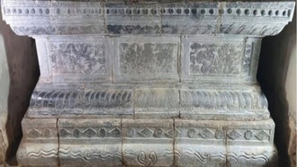 Các hoa văn trang trí trên Bệ đá Long Hoa, xã Liêm Hà, tỉnh Ninh Bình mang phong cách tinh xảo, bố cục cân đối, thể hiện tư duy thẩm mỹ hài hòa giữa yếu tố trang trí và tính biểu tượng tâm linh.