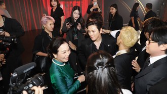 Tài tử Ji Chang Wook chào hỏi và bắt tay TS. Ngô Phương Lan, Giám đốc Liên hoan phim châu Á Đà Nẵng