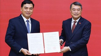 Thủ tướng Lê Minh Hưng trao Quyết định về việc điều động, bổ nhiệm ông Nguyễn Hoài Anh, Ủy viên Trung ương Đảng, Chủ tịch Ủy ban nhân dân tỉnh Thanh Hóa giữ chức Thứ trưởng Thường trực Bộ Dân tộc và Tôn giáo. Ảnh: Dương Giang/TTXVN