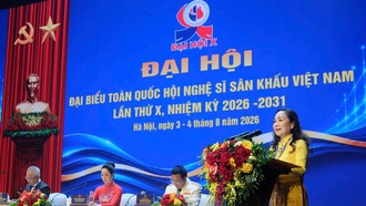 NSND Trịnh Thúy Mùi, Phó Chủ tịch Liên hiệp các Hội Văn học Nghệ thuật Việt Nam, Chủ tịch Hội Nghệ sĩ Sân khấu Việt Nam khóa IX phát biểu tại Đại hội. Ảnh: Phạm Tuấn Anh/TTXVN