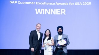 Đại diện Techcombank, Bà Nguyễn Lê Thảo Nguyên - Phó giám đốc Khối, phụ trách Đối tác Nhân Sự và Ông Maninder Singh - Giám đốc Quản trị Hệ thống Nhân sự vinh dự nhận giải Line of Business Transformation Award tại SAP Customer Excellence Awards for Southeast Asia 2026. Ảnh: Techcombank