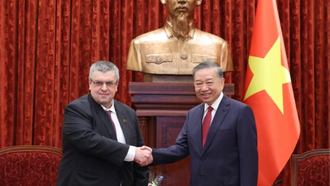 Tổng Bí thư, Chủ tịch nước Tô Lâm và phóng viên của Hãng thông tấn Nga TASS Yury Denisovich. (Ảnh: TASS)