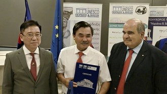 Lương y Nguyễn Đông Đức nhận bằng khen từ ông 