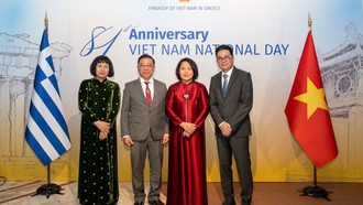 Ông Nguyễn Tuấn Anh (thứ hai, trái) tham gia hoạt động kỷ niệm 81 năm Quốc khánh Việt Nam tại Hy Lạp