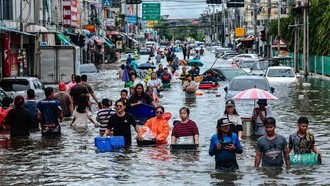 Chính quyền thủ đô Bangkok (Thái Lan) ngày 26/9/2026 công bố toàn bộ 50 quận của thủ đô là khu vực chịu ảnh hưởng thiên tai, sau gần 48 giờ mưa lớn liên tục gây ngập diện rộng, làm gián đoạn sinh hoạt và giao thông. Trong vòng 10 ngày, Thái Lan đã ghi nhận ít nhất 8 người thiệt mạng do mưa lũ. Ảnh: THX/TTXVN phát
