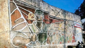 Phù Điêu “Kết đoàn” do cố họa sĩ Trường Sinh sáng tác năm 1982 tại khu vực ngã tư Chợ Mơ, Hà Nội