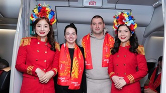 Tàu bay Vietjet được chào đón bằng nghi thức vòi rồng tại Sân bay quốc tế Praha. Ảnh: VJ