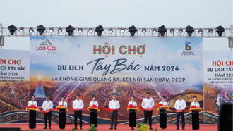 Các đại biểu thực hiện nghi thức cắt băng khai mạc hội chợ du lịch Tây Bắc năm 2026