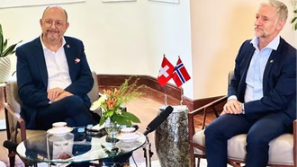 Đại sứ Thụy Sĩ tại Việt Nam Thomas Gass (trái) và Đại sứ Na Uy tại Việt Nam Stein Iversen