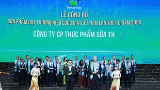 Ông Tal Cohen, Tổng Giám đốc Công ty CP Thực phẩm Sữa TH nhận biểu trưng Thương hiệu quốc gia Việt Nam năm 2026. Ảnh: Doanh nghiệp cung cấp