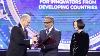 GS. Thalappil Pradeep nhận Giải Đặc biệt VinFuture 2022 dành cho Nhà khoa học đến từ các nước đang phát triển. Ảnh: VFP.
