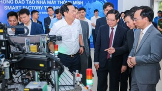 Phó Thủ tướng Chính phủ Hồ Quốc Dũng cùng đại diện các bộ, ngành Trung ương, thành phố Hà Nội, doanh nghiệp, nhà giáo, nhà khoa học và sinh viên tham dự chương trình.
