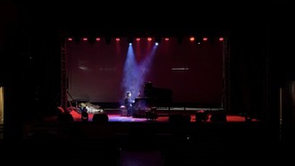 Nghệ sĩ tổng duyệt trước đêm diễn