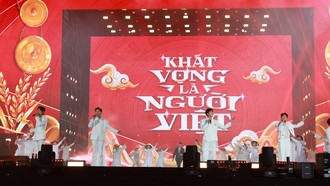 Khoảnh khắc các nghệ sĩ từ Vũ trụ “Say Hi” cùng xuất hiện trong tiết mục mashup hai ca khúc Còn gì đẹp hơn và Khát vọng làm người Việt Nam đã trở thành điểm nhấn cảm xúc của đêm diễn. 