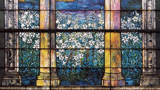 Cánh đồng hoa ly của Tiffany: Khi ánh sáng trở thành trải nghiệm tinh thần