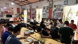 Không khí lao động miệt mài, tĩnh lặng tại xưởng làm thủ công của Trung tâm Quỳnh Hoa.