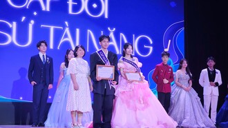 Cô Nguyễn Hà Sâm chụp ảnh cùng các thí sinh đạt giải.