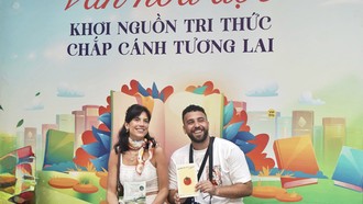 Du khách quốc tế đến tham quan Hội Sách và Văn hóa đọc Hà Nội 2026. (Ảnh: Đức Hải)