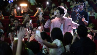 Khán giả hòa mình trong không khí sôi động của đêm đại nhạc hội.