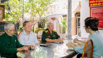 Ban quản lý Bảo tàng Chiến sĩ Cách mạng bị địch bắt tù đày (Hà Nội) trao đổi với nhóm sinh viên dự án.