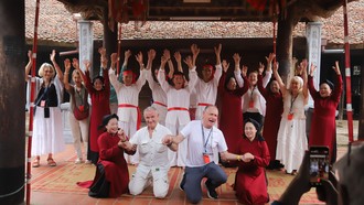 Hoạt động giao lưu cùng các nghệ nhân hát Xoan của đoàn khách du lịch nước ngoài tại đình Hùng Lô - Phú Thọ. 
