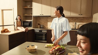 Trách nhiệm chăm sóc gia đình khiến phụ nữ Việt Nam đối mặt với “ba tầng áp lực”