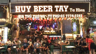 Đêm Hà Nội - từ chiếc ghế nhựa vỉa hè đến ánh đèn quầy bar