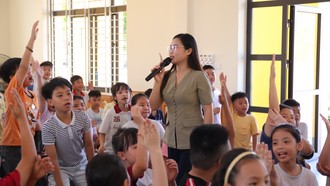 Thạc sĩ Nguyễn Hương Giang truyền đạt thông tin về hiện tượng “Brain rot” và những kỹ năng tự vệ số an toàn cho trẻ. (Ảnh: Lê Trang)