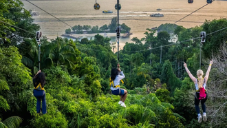 Nhóm du khách đang trải nghiệm cảm giác “bay” giữa không trung tại MegaZip Sentosa (Nguồn: Pelago)
