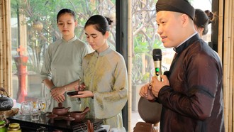 Nghệ nhân Đào Đức Hiếu giao lưu và chia sẻ kiến thức về văn hóa trà với khách tham dự. (Ảnh: BTC)