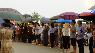Hàng trăm phụ huynh tập trung chờ đợi thí sinh bên ngoài cổng trường THPT Chuyên Thái Nguyên dưới thời tiết nắng nóng. (Ảnh: Khánh Phương)