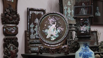 Những tác phẩm khảm trai lấy cảm hứng từ văn hóa dân gian (Ảnh: Nhóm PV)