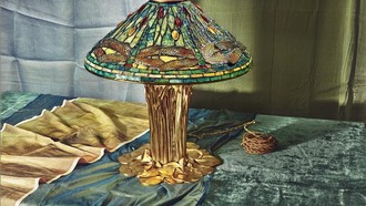 Nhà thiết kế tiên phong Clara Driscoll đã sáng tạo nên mẫu đèn Tiffany mang tính biểu tượng này vào khoảng đầu thế kỷ XX, với sự hỗ trợ của các cộng sự nữ trong nhóm được gọi là “Tiffany Girls”. Ảnh: Chelsea Kyle