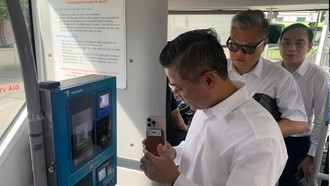 Lãnh đạo Sở Xây dựng Hà Nội sử dụng thẻ vé liên thông đi xe buýt. (Ảnh: PV/Vietnam+)