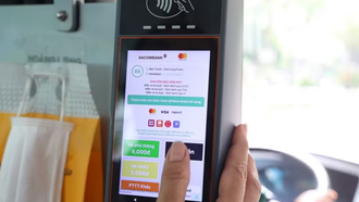 Bảng thanh toán điện tử thông báo miễn phí vé xe buýt cho hành khách trên xe tuyến số 88. (Ảnh: TTXVN)