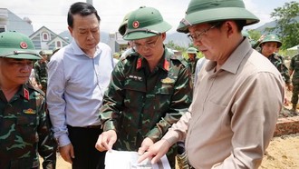 Phó Thủ tướng Hồ Quốc Dũng kiểm tra tiến độ khu tái định cư xây 24 căn nhà cho người dân Mường Than bị lũ quét. (Ảnh: Nguyễn Oanh/TTXVN)
