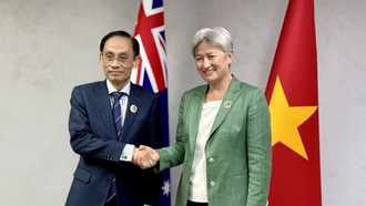 Bộ trưởng Ngoại giao Lê Hoài Trung gặp Bộ trưởng Ngoại giao Australia Penny Wong. (Ảnh: TTXVN phát)