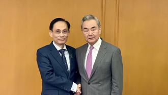 Bộ trưởng Ngoại giao Lê Hoài Trung gặp Bộ trưởng Ngoại giao Trung Quốc Vương Nghị. (Ảnh: Việt Dũng/TTXVN)