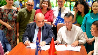 Ông Nguyễn Hùng Sơn, Phó Chủ tịch Liên hiệp các Hội UNESCO Việt Nam, Tổng Giám đốc Trung tâm Thông tin UNESCO (UNET), và ông Ioannis Maronitis, Chủ tịch Liên đoàn các Câu lạc bộ và Hội UNESCO châu Âu và Bắc Mỹ (ENAFCAU), ký biên bản ghi nhận kết quả làm việc.
